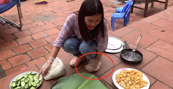 Hay trong một đoạn clip khác, cô con gái nuôi Thanh Lương Vlog dù đã sử dụng găng tay nhưng sau đó lại đặt tay lên giày hoặc cầm vào những vật dụng không sạch sẽ.