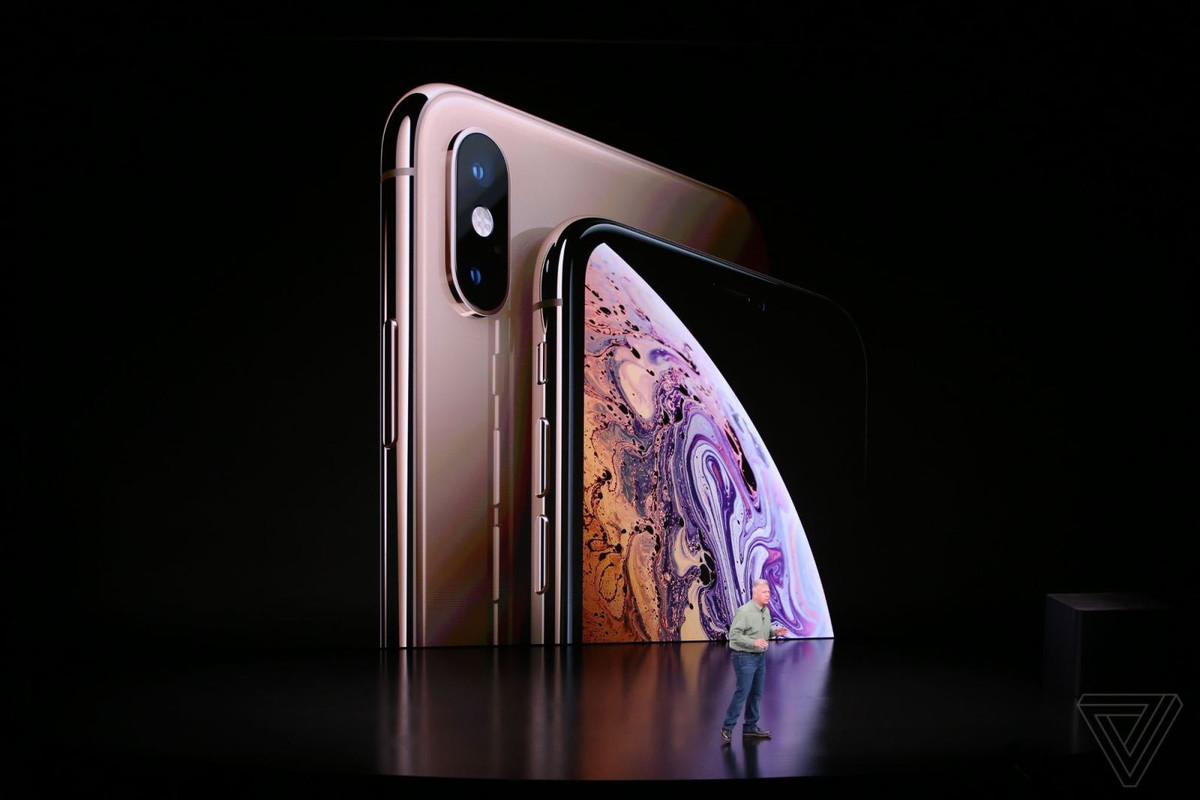 Apple đã loại bỏ hẳn dòng iPhone trang bị phím Home truyền thống. Kế nhiệm iPhone X là hai phiên bản với kích thước màn hình khác nhau gồm Xs và Xs Max. Trong đó iPhone Xs Max sở hữu màn hình kích thước lên đến 6.5 inch. Về cơ bản thì ngoài việc có thêm phiên bản màn hình lớn hơn, Xs không thay đổi quá nhiều so với X. Bên cạnh hai chiếc điện thoại giá ngàn đô thì Apple cũng giới thiệu một phiên bản có giá dễ thở hơn - iPhone XR sử dụng màn hình LCD độ phân giải thấp hơn, chỉ có 1 camera sau.