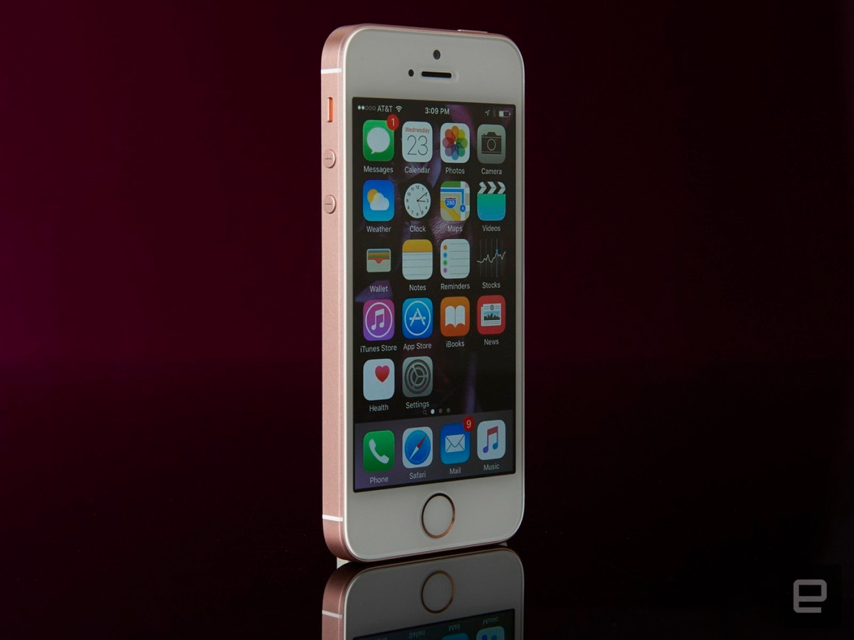Đầu năm 2016 Apple bất ngờ ra mắt thêm một phiên bản iPhone SE với “xác” iPhone 5s và “hồn” iPhone 6s. iPhone SE hướng đến người dùng yêu thích một chiếc điện thoại nhỏ gọn có thể sử dụng bằng 1 tay nhưng vẫn sử hữu cấu hình mạnh mẽ đáp ứng mượt mà mọi tác vụ.