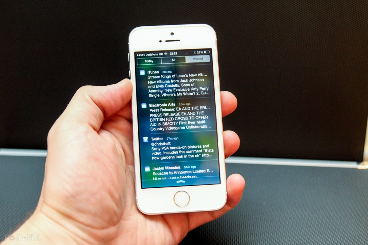 Nổi bất nhất iPhone 5s chính là cảm biến vân tay (Touch ID) - chuẩn mực bảo mật mới cho smartphone thời bấy giờ. Ngoài ra, nhà Táo còn trình làng tính năng trao đổi dữ liệu AirDrop cực tiện lợi và vẫn được giữ lại đến tận bây giờ. Khác với iPhone 5s, iPhone 5c lại hướng đến thị trường tầm trung, với lợi thế là sở hữu rất nhiều phiên bản màu sắc độc đáo chưa từng có trên những dòng iPhone khác. Thế nhưng, thiết kế vỏ nhựa kém sang, cùng với thành công quá lớn của iPhone 5s đã khiến iPhone 5c “chìm xuồng” nhanh chóng.