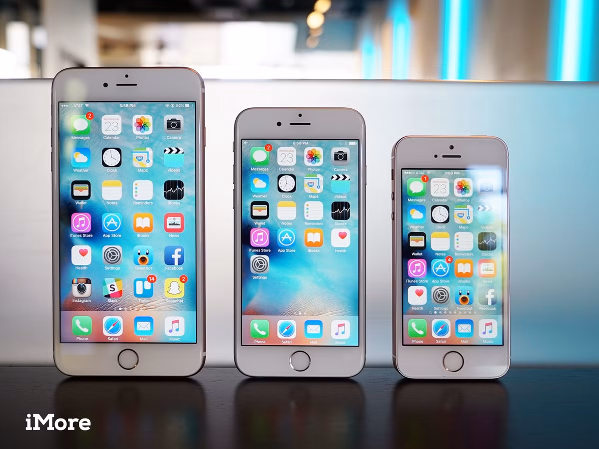 Sau nhiều năm trung thành với thiết kế nhỏ gọn, đến năm 2014 Apple đã phải thay đổi để bắt kịp xu thế màn hình lớn. Trong năm 2014, Apple đã ra mắt hai chiếc iPhone cùng lúc là iPhone 6 và iPhone 6 Plus với hai kích thước màn hình khác nhau gồm 4.7 và 5.5 inch.