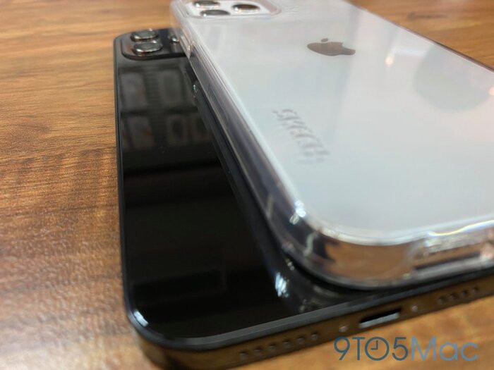 Được biết, đây là các mẫu dựng iPhone của nhà máy sản xuất ốp lưng điện thoại, chuẩn bị trước khi iPhone ra mắt vào mùa thu năm nay.