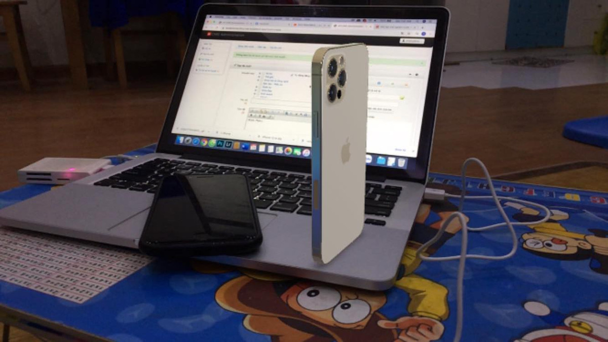 Đặt cạnh iPhone 7 Plus nhìn cũng khá là chân thực.