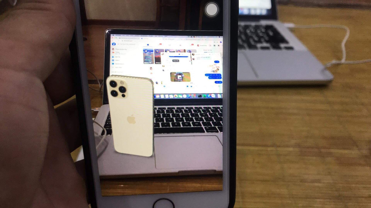 Sau đó, bạn sẽ nhìn thấy mô hình chiếc iPhone 12 Pro này ở không gian thực. Khá giống với trò chơi Pokemon Go! từng làm mưa làm gió trước đây.