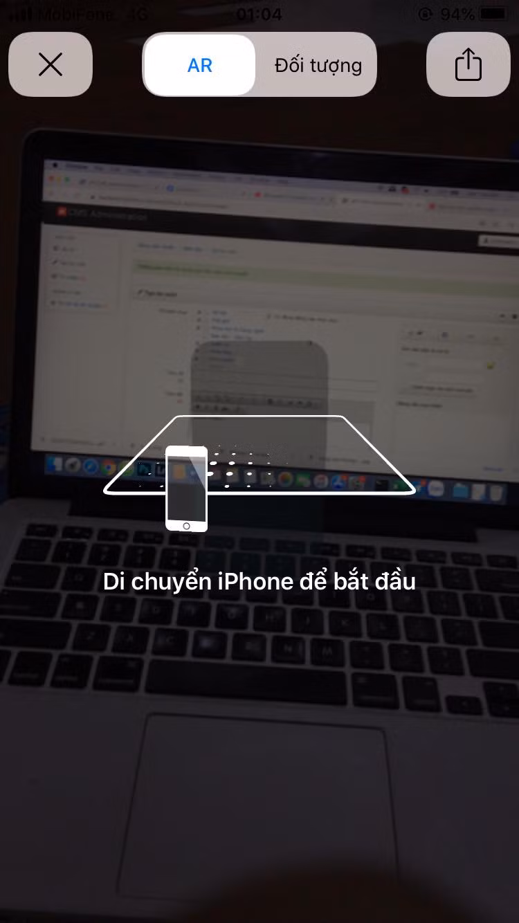 Bạn sẽ phải di chuyển chậm để AR nhận diện không gian. Bạn cần phải tìm kiếm một mặt phẳng trước khi kích hoạt mô hình mô phỏng iPhone 12 (Pro) dưới dạng không gian 3 chiều.