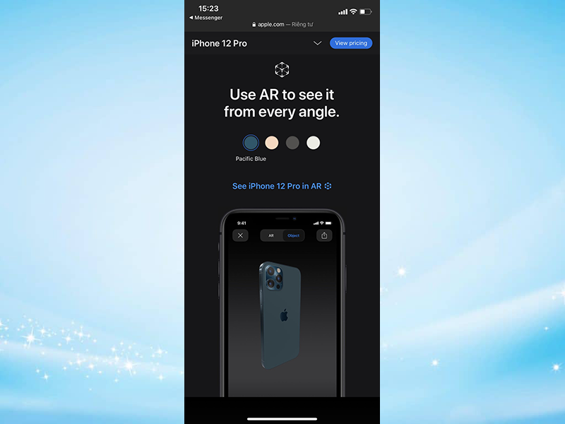 Ở phần đầu trang, bạn sẽ được giới thiệu các tính năng nổi bật của dòng iPhone mới này. Cuộn xuống cuối trang, bạn sẽ được trực tiếp trải nghiệm chúng bằng công nghệ AR ( Use AR to see it from every angle ). Chỉ cần chọn màu và bắt đầu xem.