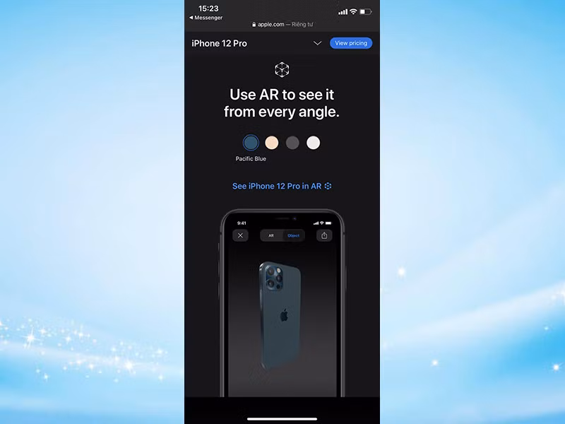 Ở phần đầu trang, bạn sẽ được giới thiệu các tính năng nổi bật của dòng iPhone mới này. Cuộn xuống cuối trang, bạn sẽ được trực tiếp trải nghiệm chúng bằng công nghệ AR ( Use AR to see it from every angle ). Chỉ cần chọn màu và bắt đầu xem.