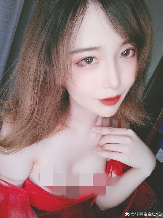 Càng ngày càng có nhiều nữ streamer sử dụng chiêu trò khoe thân để câu thêm người xem, thậm chí họ còn phải cắn răng chịu đau đớn để có thân hình đẹp và trở thành người nổi tiếng.