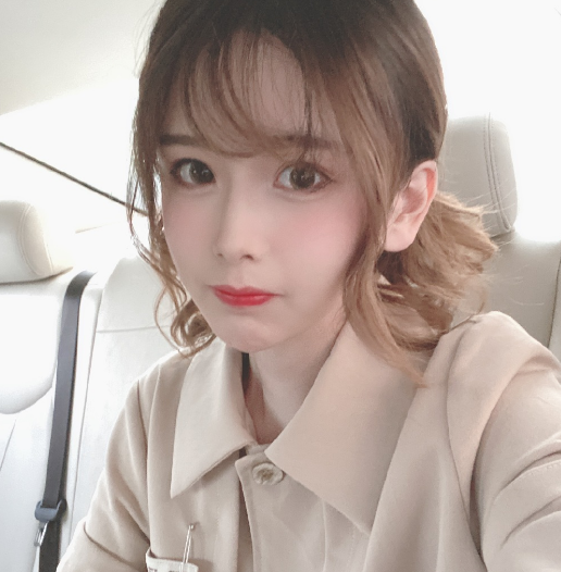 Đáng chú ý là việc cô nàng thừa nhận việc bỏ ra một số tiền lớn để thực hiện phẫu thuật thẩm mỹ để bản thân có thể trông hấp dẫn, gợi cảm đồng thời thu hút nhiều người xem hơn.