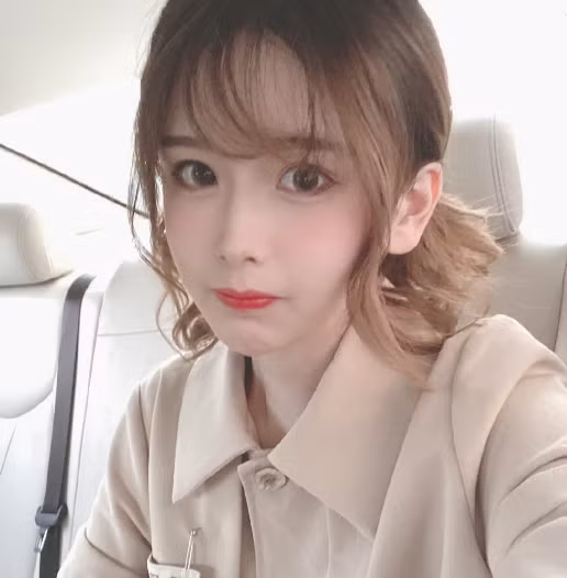 Đáng chú ý là việc cô nàng thừa nhận việc bỏ ra một số tiền lớn để thực hiện phẫu thuật thẩm mỹ để bản thân có thể trông hấp dẫn, gợi cảm đồng thời thu hút nhiều người xem hơn.