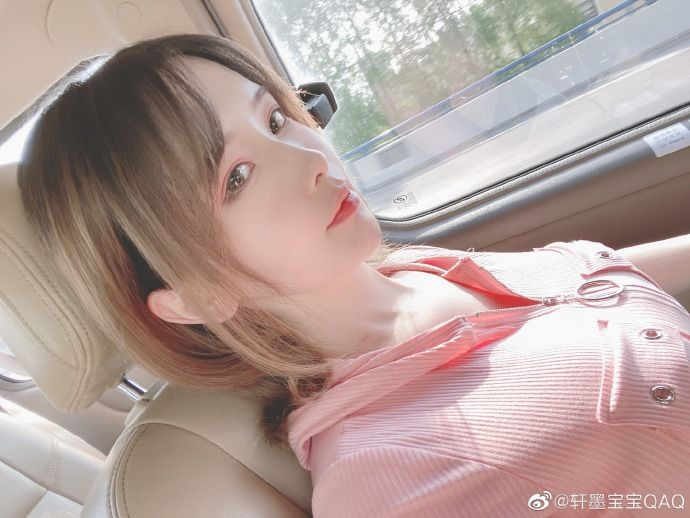 Gần như mọi đặc điểm trên khuôn mặt cũng như cơ thể cô đều sử dụng "dao kéo", từ một vài chi tiết trên mặt để đạt tới sự hoàn hảo cho tới cả việc "đại tu" vòng 1 để quyến rũ hơn.