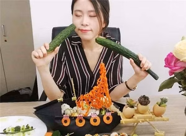 Nhắc đến ''thánh ăn văn phòng'' là nhớ đến những video triệu view về quá trình nấu ăn tại công sở bằng bất cứ thứ gì tìm thấy trong văn phòng. Từ nấu xiên thịt cừu Tứ Xuyên trong ấm siêu tốc, nướng bánh trên vỏ CPU máy tính, cho đến làm bánh bao hấp bằng bàn là hơi nước,...