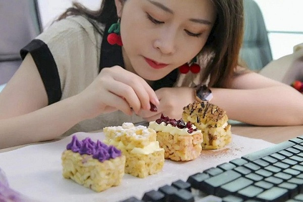 Các clip nấu ăn tại văn phòng của Tiểu Dã khi ấy được nhận xét là nguy hiểm. Mặc dù không phải là người có lỗi trực tiếp, đại diện phía Tiểu Dã vẫn lên tiếng xin lỗi về vụ việc, đồng thời ngỏ ý trả tiền viện phí và bồi thường cho gia đình 2 bé gái.