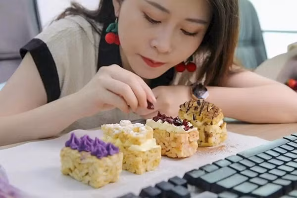 Các clip nấu ăn tại văn phòng của Tiểu Dã khi ấy được nhận xét là nguy hiểm. Mặc dù không phải là người có lỗi trực tiếp, đại diện phía Tiểu Dã vẫn lên tiếng xin lỗi về vụ việc, đồng thời ngỏ ý trả tiền viện phí và bồi thường cho gia đình 2 bé gái.