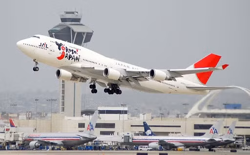 Bằng cách nung nóng nhựa và carbon trong lò phản ứng tới nhiệt độ 571 độ C, chúng sẽ dần bị phân hủy và giải phóng ra một lượng lớn hydro có trong nhựa. Kết quả là thu được một chuỗi hydrocarbon và có thể tận dụng để chế tạo nhiên liệu máy bay.