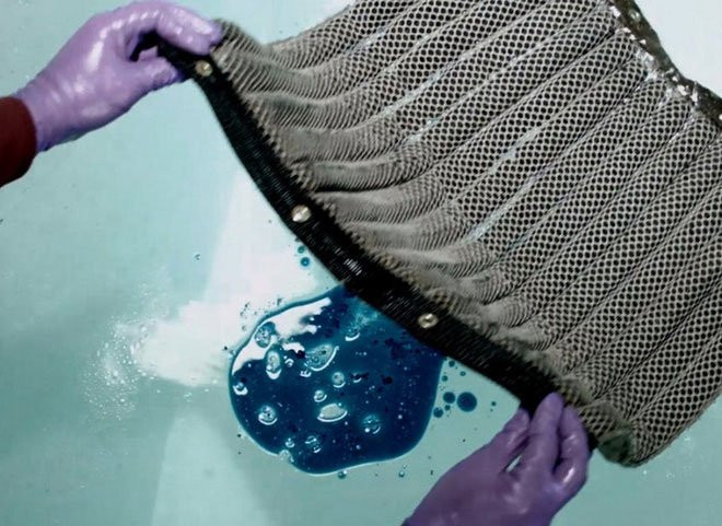 Các nhà khoa học đã thử biến nhựa PET thành sợi và sau đó bọc chúng trong silica. Những sợi này sau đó sẽ được xử lý hóa học, sao cho phồng lên và sau đó sấy khô để chúng thị tạo thành những miếng aerogel (một vật liệu siêu nhẹ và xốp được tổng hợp bằng cách thay thế chất lỏng trng gel bằng chất khí). Đây được coi là vật liệu aerogel đầu tiên được chế tạo từ nhựa PET.