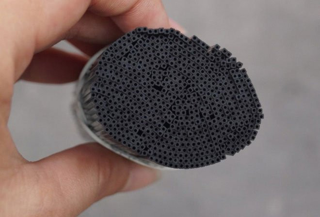 Năm 2013, các nhà khoa học tại Đại học Adelaide, Úc đã thử nghiệm một số cách sản xuất ống nano carbon bằng cách lắng đọng các lớp carbon trong các khe rỗng trên một lớp màng làm từ alumina.