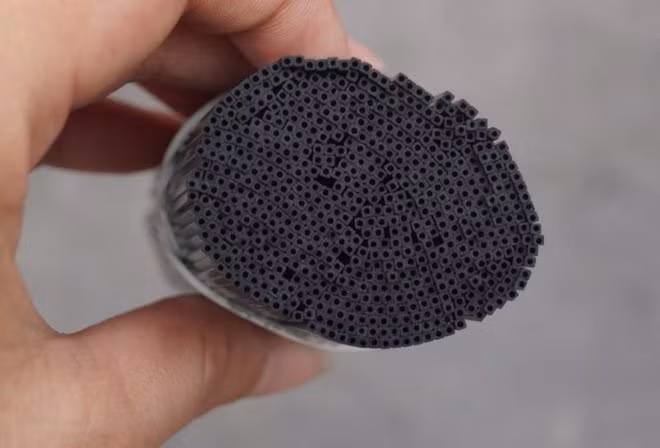 Năm 2013, các nhà khoa học tại Đại học Adelaide, Úc đã thử nghiệm một số cách sản xuất ống nano carbon bằng cách lắng đọng các lớp carbon trong các khe rỗng trên một lớp màng làm từ alumina.