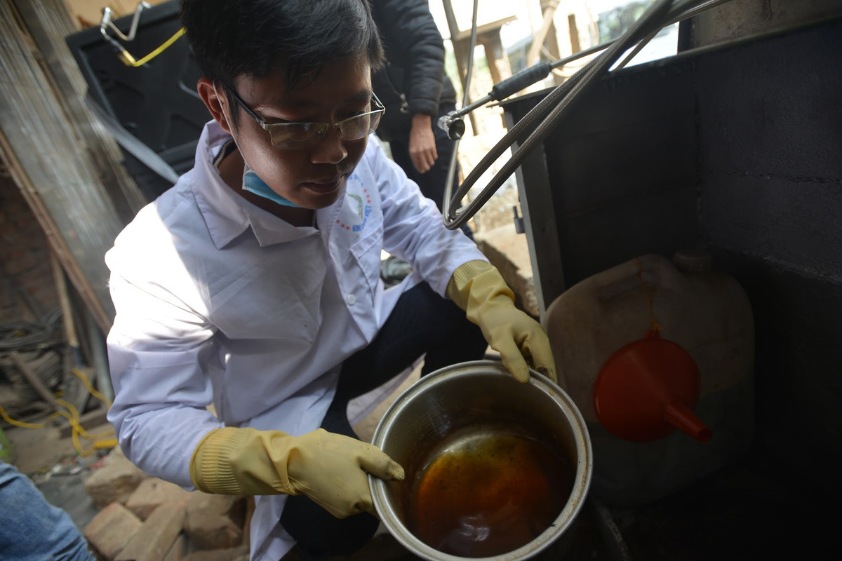 Tại Việt Nam cũng trong năm 2017, một nhóm các nhà khoa học đã nghiên cứu và thử nghiệm thành công lò đốt rác thải và thu được dầu thô.