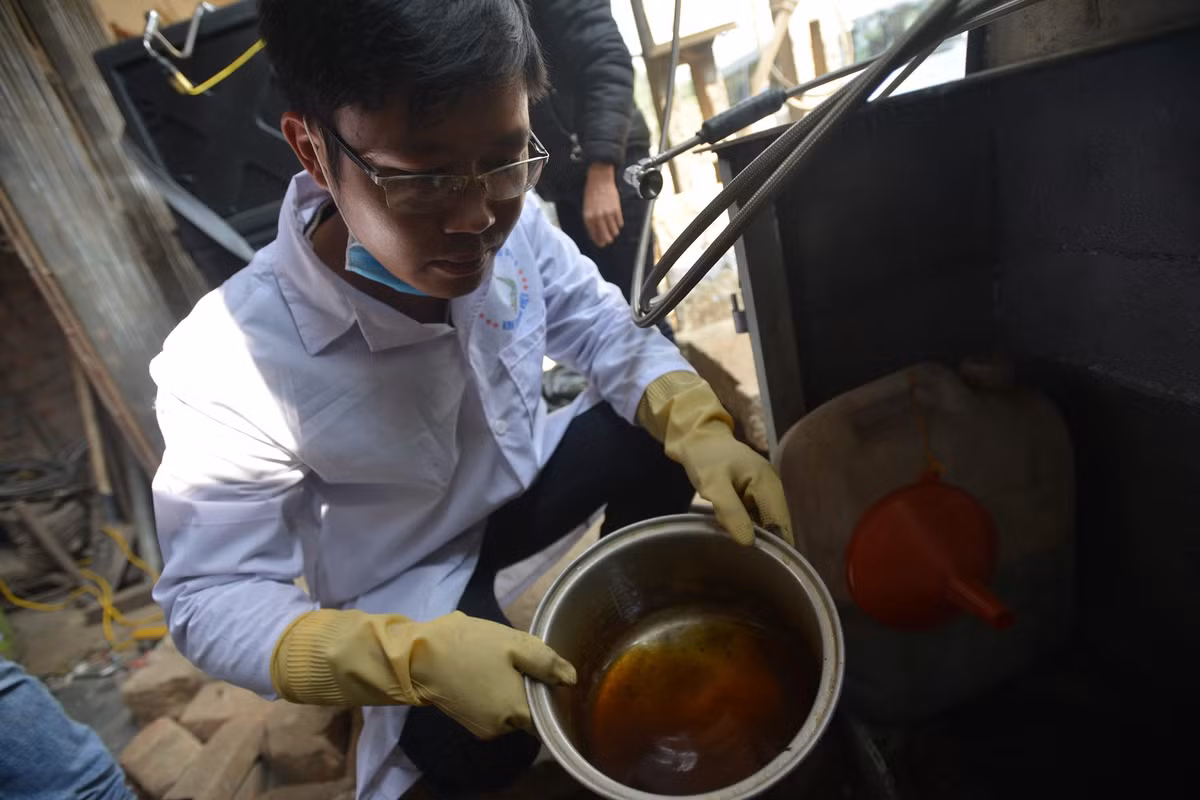 Tại Việt Nam cũng trong năm 2017, một nhóm các nhà khoa học đã nghiên cứu và thử nghiệm thành công lò đốt rác thải và thu được dầu thô.