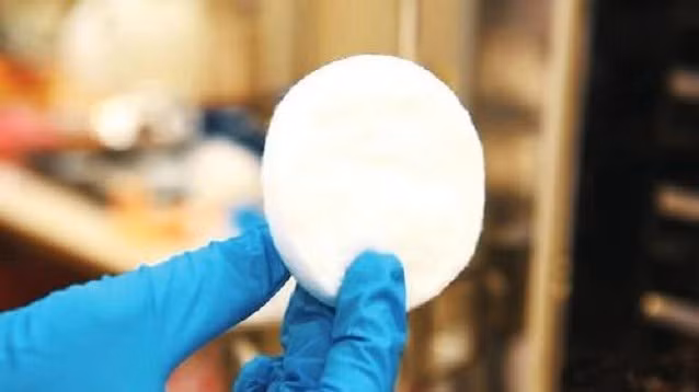 Ứng dụng tiềm năng nhất của vật liệu aerogel làm từ nhựa tái chế, đó là hút dầu loang trên biển. Khi phủ thử vật liệu aerogel trên biển, các nhà khoa học phát hiện thấy chúng đã hấp thụ dầu tràn hiệu quả hơn gấp 7 lần so với các loại vật liệu thương mại khác.