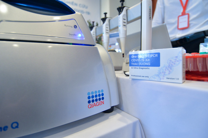 Bộ kit RT-PCR cho kết quả sau 2-4 giờ tính từ khi lấy sinh phẩm. Độ đặc hiệu phân tích 100%, không có nhiễm chéo và sản phẩm ổn định trong điều kiện vận chuyển đá gel 2-8 độ C trong 72 giờ.