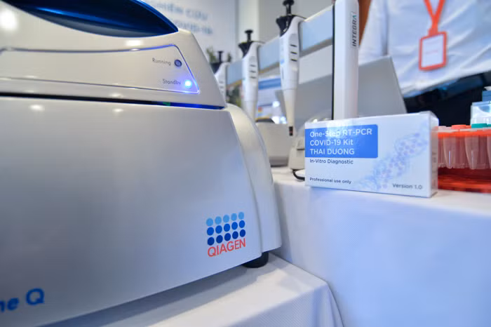 Bộ kit RT-PCR cho kết quả sau 2-4 giờ tính từ khi lấy sinh phẩm. Độ đặc hiệu phân tích 100%, không có nhiễm chéo và sản phẩm ổn định trong điều kiện vận chuyển đá gel 2-8 độ C trong 72 giờ.