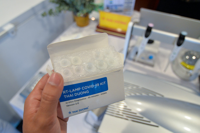 Bộ kit này cho phép giảm đáng kể thời gian phân tích mẫu với chỉ 30 phút so với khoảng 2 giờ khi sử dụng kỹ thuật real-time RT-PCR (sinh học phân tử), đồng thời không cho kết quả dương tính giả với các loại Corona virus khác gây bệnh trên người. Ngoài ra, bộ kit này cũng không cần đến các máy móc real-time, có thể ứng dụng tại các trại dã chiến, các khu vực y tế không đủ đầy mà vẫn cho kết quả chính xác đến 99,3%.