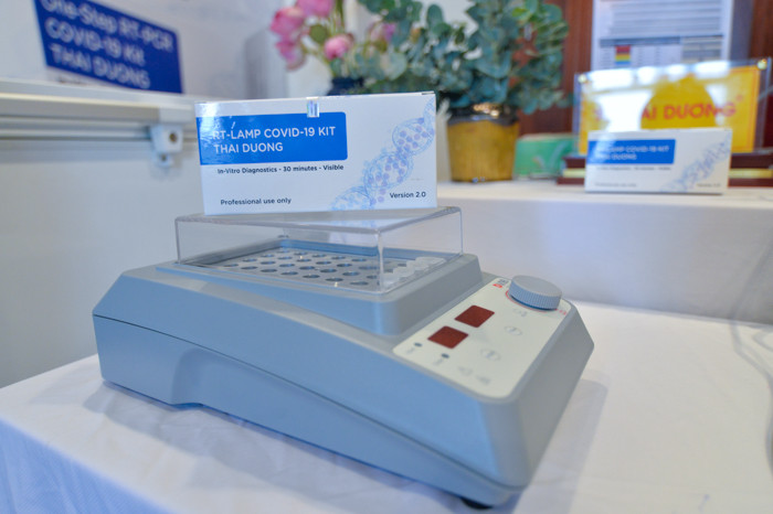 Bộ kit RT-LAMP COVID-19 Kit Thai Duong là một kỹ thuật khuếch đại đẳng nhiệt axid nucleic rất hiệu quả và đơn giản do phản ứng chỉ cần ủ tại nhiệt độ trong khoảng từ 60-65 độ C. Để thực hiện phản ứng LAMP, chỉ cần sử dụng một thiết bị ổn nhiệt đơn giản mà không cần đến các máy PCR.