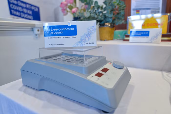 Bộ kit RT-LAMP COVID-19 Kit Thai Duong là một kỹ thuật khuếch đại đẳng nhiệt axid nucleic rất hiệu quả và đơn giản do phản ứng chỉ cần ủ tại nhiệt độ trong khoảng từ 60-65 độ C. Để thực hiện phản ứng LAMP, chỉ cần sử dụng một thiết bị ổn nhiệt đơn giản mà không cần đến các máy PCR.