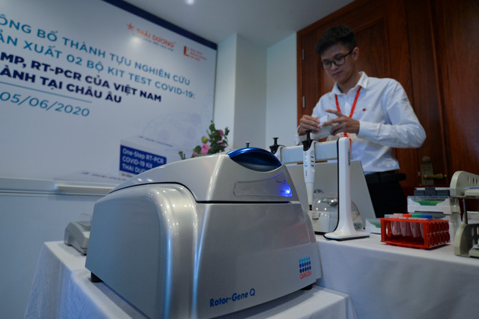 Sau khi nghiên cứu chế tạo và sản xuất, sản phẩm được thử nghiệm cho phát hiện virus SARS-CoV-2.