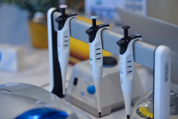 Bộ kit RT-PCR cho kết quả chính xác, giảm trường hợp âm tính giả tới 40% so với các bộ kit test khác đang sử dụng tại Việt Nam. Mẫu vật xét nghiệm được lấy từ dịch cuống họng hoặc mũi.