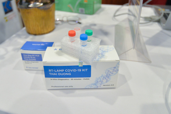 Đồng thời, hai bộ kit cũng đã được phép lưu hành tự do tại châu Âu, được WHO chọn đưa vào danh sách sử dụng trong trường hợp khẩn cấp.