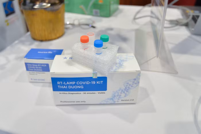 Đồng thời, hai bộ kit cũng đã được phép lưu hành tự do tại châu Âu, được WHO chọn đưa vào danh sách sử dụng trong trường hợp khẩn cấp.