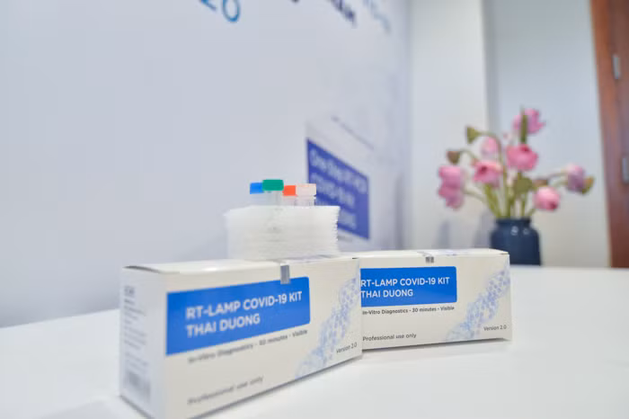 Hiệp hội Doanh nghiệp Khoa học công nghệ Việt Nam phối hợp Công ty Cổ phần Sao Thái Dương chính thức công bố thành tựu nghiên cứu và sản xuất hai bộ kit chẩn đoán COVID-19.