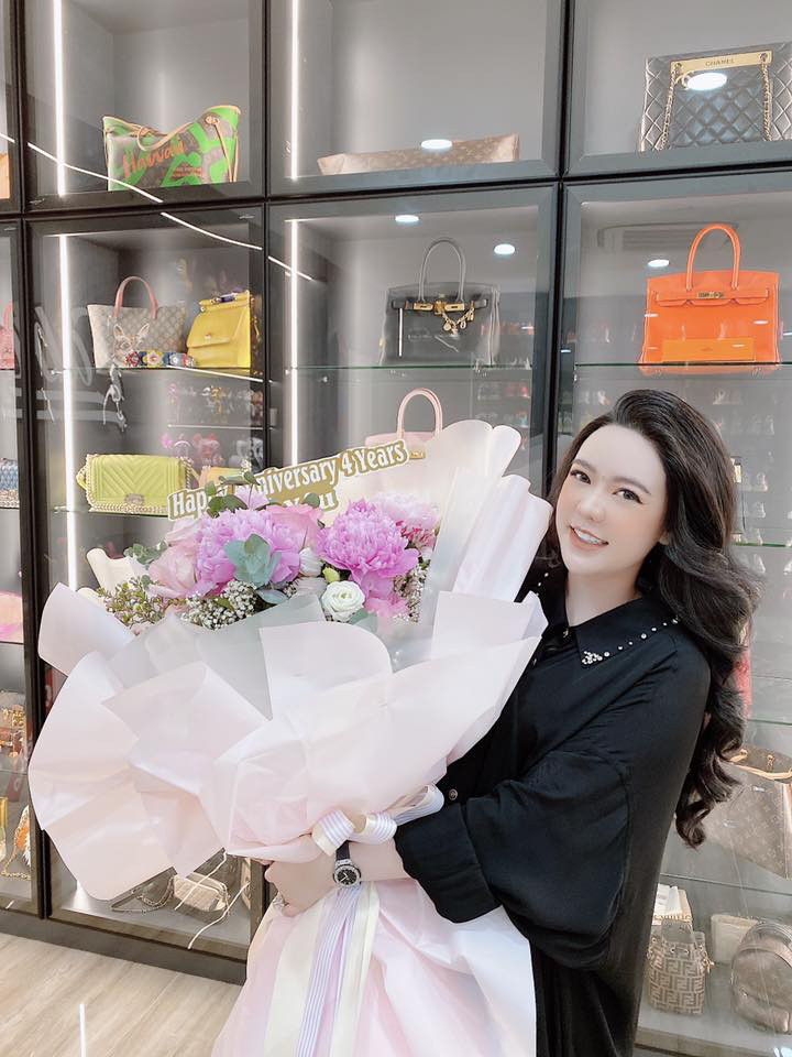 Trên trang cá nhân, cả hai cũng thường xuyên đăng tải hình ảnh đi du lịch cùng nhau, những món quà đắt giá dành tặng cho nhau trong những dịp đặc biệt...