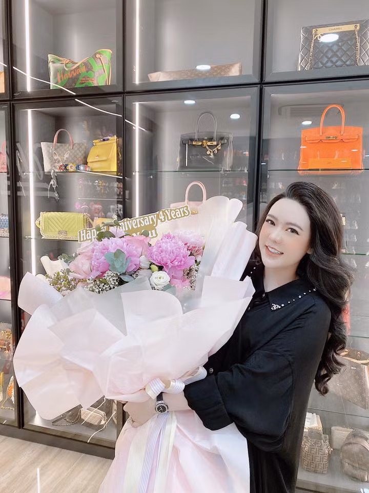 Trên trang cá nhân, cả hai cũng thường xuyên đăng tải hình ảnh đi du lịch cùng nhau, những món quà đắt giá dành tặng cho nhau trong những dịp đặc biệt...