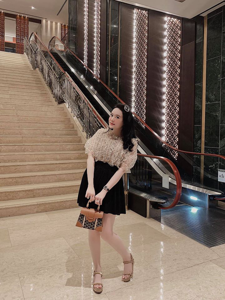 Bên cạnh sự quan tâm dành cho những món đồ hiệu xa xỉ của Fabo Nguyễn, cộng đồng mạng cũng luôn nhắc đến danh tính hot girl là bà xã của Fabo. Được biết, hot girl Vân Tiny (Nguyễn Hải Vân) từ trước khi có mối quan hệ tình cảm với Fabo Nguyễn, cô đã là một hot girl nổi tiếng được đông đảo các bạn trẻ ở Sài thành chú ý.