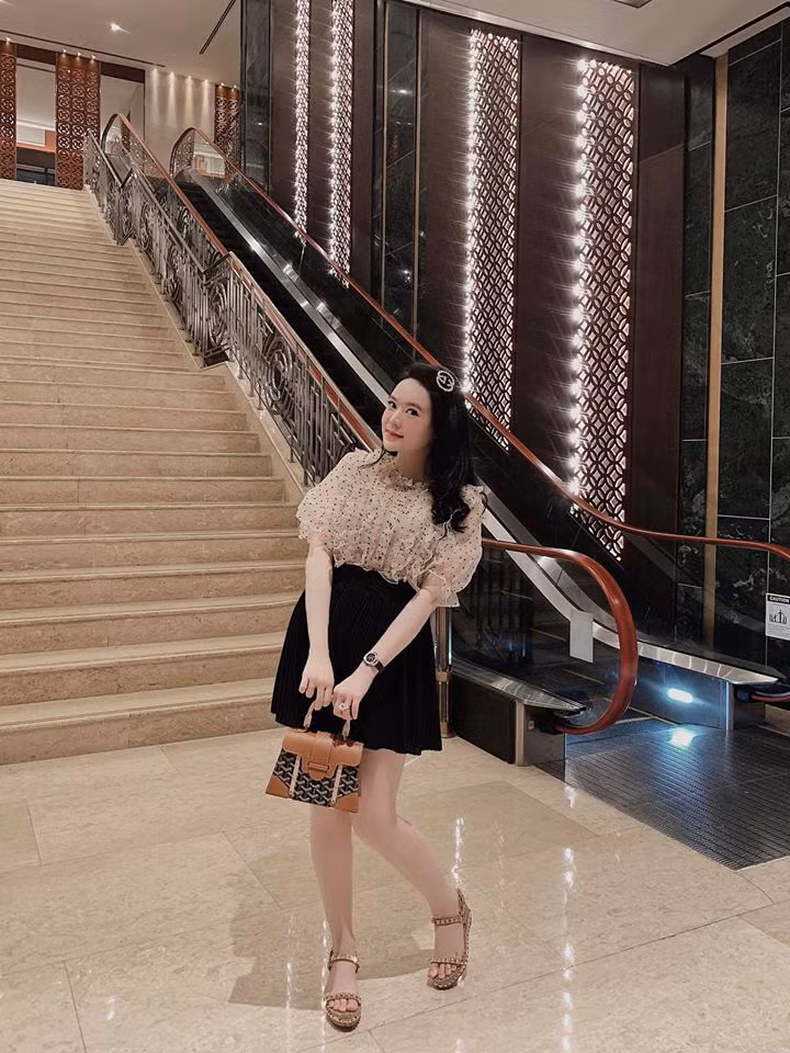 Bên cạnh sự quan tâm dành cho những món đồ hiệu xa xỉ của Fabo Nguyễn, cộng đồng mạng cũng luôn nhắc đến danh tính hot girl là bà xã của Fabo. Được biết, hot girl Vân Tiny (Nguyễn Hải Vân) từ trước khi có mối quan hệ tình cảm với Fabo Nguyễn, cô đã là một hot girl nổi tiếng được đông đảo các bạn trẻ ở Sài thành chú ý.