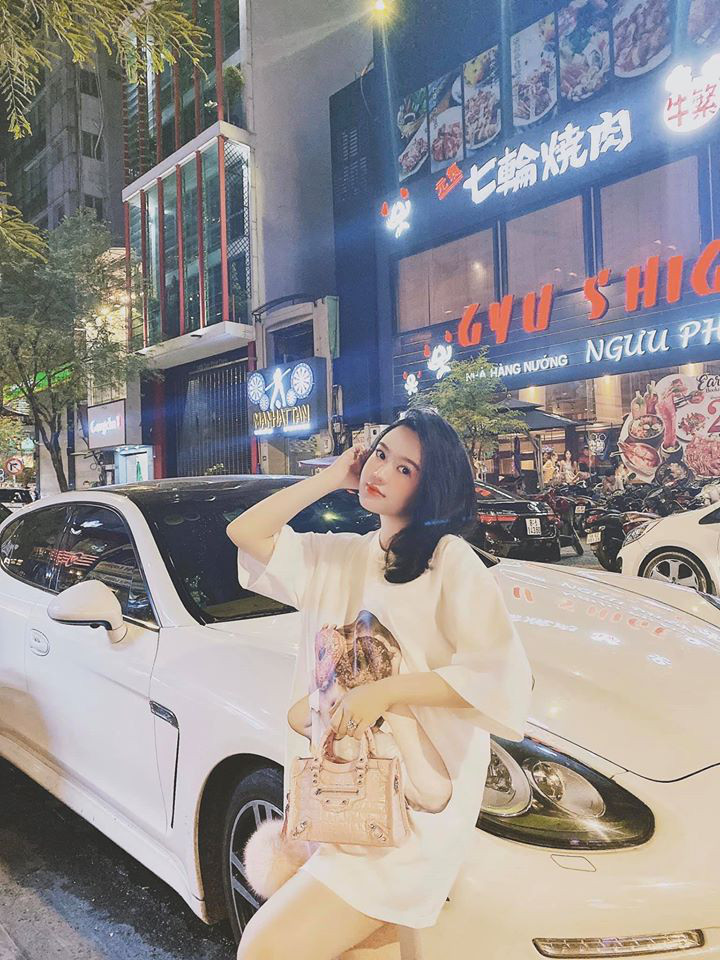 Nếu Fabo là YouTuber đình đám về thú chơi sneaker thì Vân Tiny lại sở hữu thương hiệu mỹ phẩm mang tên mình, cô nàng cũng có sự nghiệp kinh doanh không ngừng phát triển.