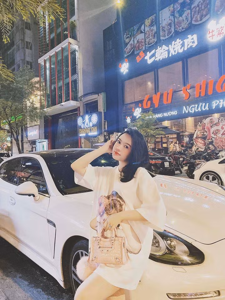 Nếu Fabo là YouTuber đình đám về thú chơi sneaker thì Vân Tiny lại sở hữu thương hiệu mỹ phẩm mang tên mình, cô nàng cũng có sự nghiệp kinh doanh không ngừng phát triển.