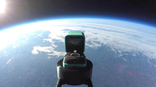 Chiếc nhẫn lơ lửng giữa không gian