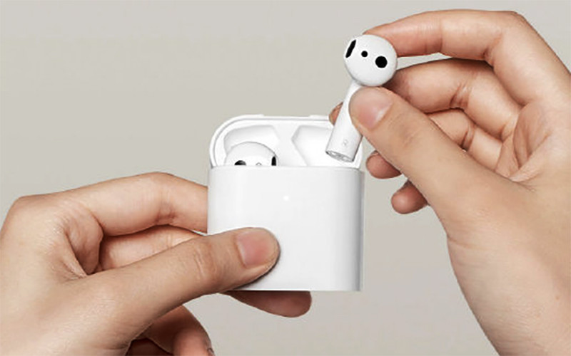 Mi Air 2S là tai nghe True Wireless cũng được ra mắt đầu tháng 3/2020. Phiên bản này được nâng cấp chipset lõi kép, bluetooth chuẩn 5.0, tiết kiệm pin hơn, và giảm thiểu đáng kể độ trễ âm thanh. Giá khoảng 1.3 triệu đồng, dự kiến mở bán 9/4/2020.