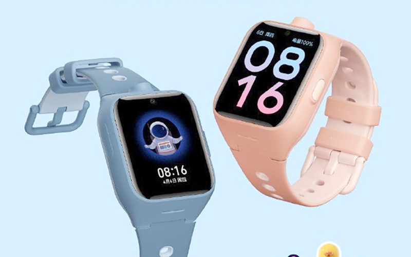 Chiếc đồng hồ Xiaomi Mi Bunny Children Watch 4, là thế hệ tiếp theo kế nhiệm cho phiên bản Watch 3 trước đó. Phiên bản này Xiaomi trang bị tới 2 camera, một ở mặt trước và một ở cạnh bên, đều có độ phân giải 5MP HD. Đây là phiên bản nâng cấp giúp phụ huynh vừa có thể sử dụng video call vừa có thể quan sát xung quanh con mình.