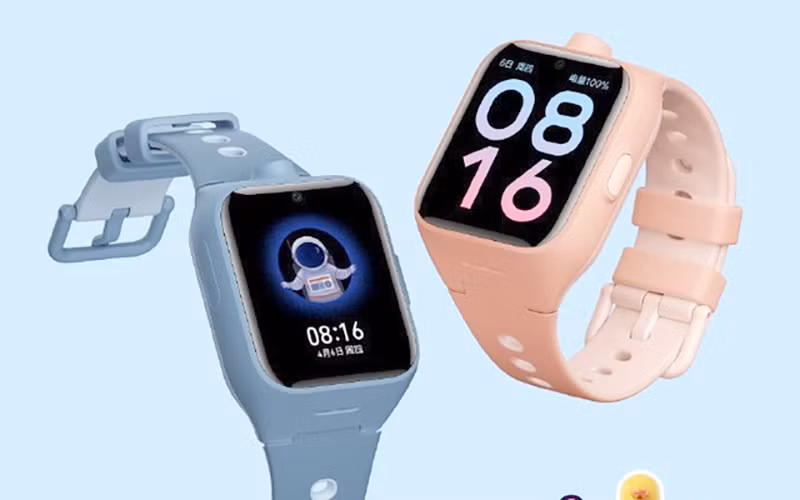 Chiếc đồng hồ Xiaomi Mi Bunny Children Watch 4, là thế hệ tiếp theo kế nhiệm cho phiên bản Watch 3 trước đó. Phiên bản này Xiaomi trang bị tới 2 camera, một ở mặt trước và một ở cạnh bên, đều có độ phân giải 5MP HD. Đây là phiên bản nâng cấp giúp phụ huynh vừa có thể sử dụng video call vừa có thể quan sát xung quanh con mình.