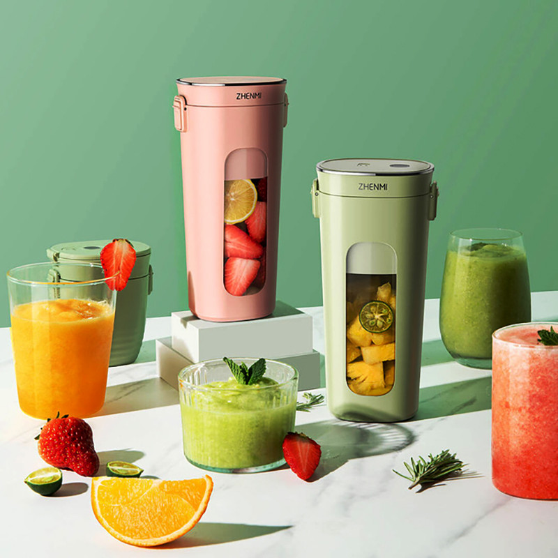 Một trong những sản phẩm gia dụng được yêu thích, Xiaomi cũng mới trình làng sản phẩm nâng cấp cho sản phẩm cũ với tên gọi Zhenmi Wireless Vacuum Juicer. Sản phẩm có hai tùy chọn màu sắc là Hồng (Cherry Pink) và Xanh (Light Blue). Chiếc máy này được trang bị lưỡi dao bằng thép không gỉ 4 lá, kết hợp với công nghệ Eccentric Spoiler giúp tăng lực đánh lên tới 35%.