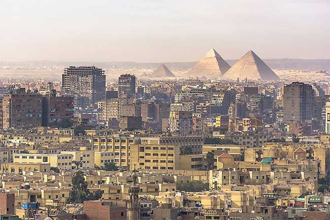Thủ đô Cairo của Ai Cập có hơn 30 triệu dân. Nơi đây là thành phố lớn thứ 6 thế giới, nổi danh với nền văn minh Ai Cập cổ đại. Trong đó, quần thể kim tự tháp Giza và thành phố cổ Memphis là các điểm đến thu hút du khách khắp thế giới ghé thăm.