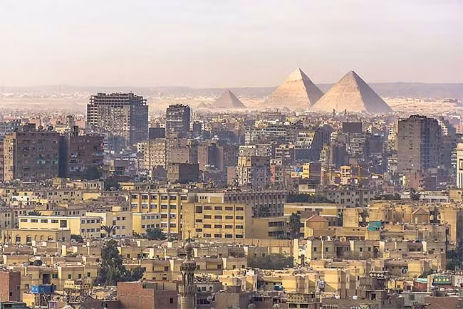 Thủ đô Cairo của Ai Cập có hơn 30 triệu dân. Nơi đây là thành phố lớn thứ 6 thế giới, nổi danh với nền văn minh Ai Cập cổ đại. Trong đó, quần thể kim tự tháp Giza và thành phố cổ Memphis là các điểm đến thu hút du khách khắp thế giới ghé thăm.