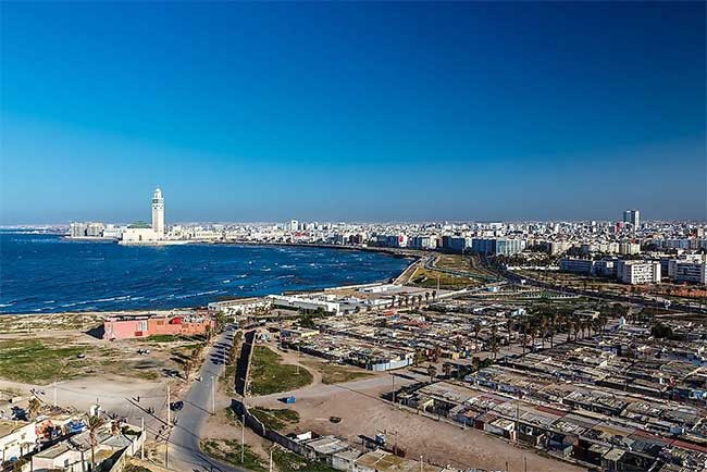 Casablanca, hút khách bởi khung cảnh lãng mạn với nhiều công trình kiến trúc phong phú và nhà thờ Hồi giáo lớn thứ 7 thế giới. Theo số liệu năm 2019, dân số trong khu vực đô thị của thành phố là 3,71 triệu người.