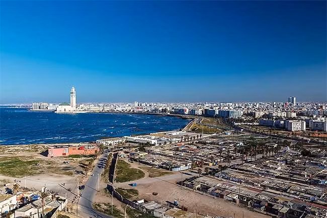 Casablanca, hút khách bởi khung cảnh lãng mạn với nhiều công trình kiến trúc phong phú và nhà thờ Hồi giáo lớn thứ 7 thế giới. Theo số liệu năm 2019, dân số trong khu vực đô thị của thành phố là 3,71 triệu người.